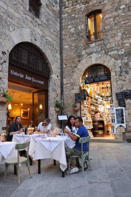 Lovely 2 Bedroom In San Gimignano Historic Center Buitenkant foto